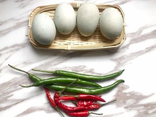 只有吃过的人才知道它有多香，尖椒与皮蛋天生一对，吃一次就上瘾