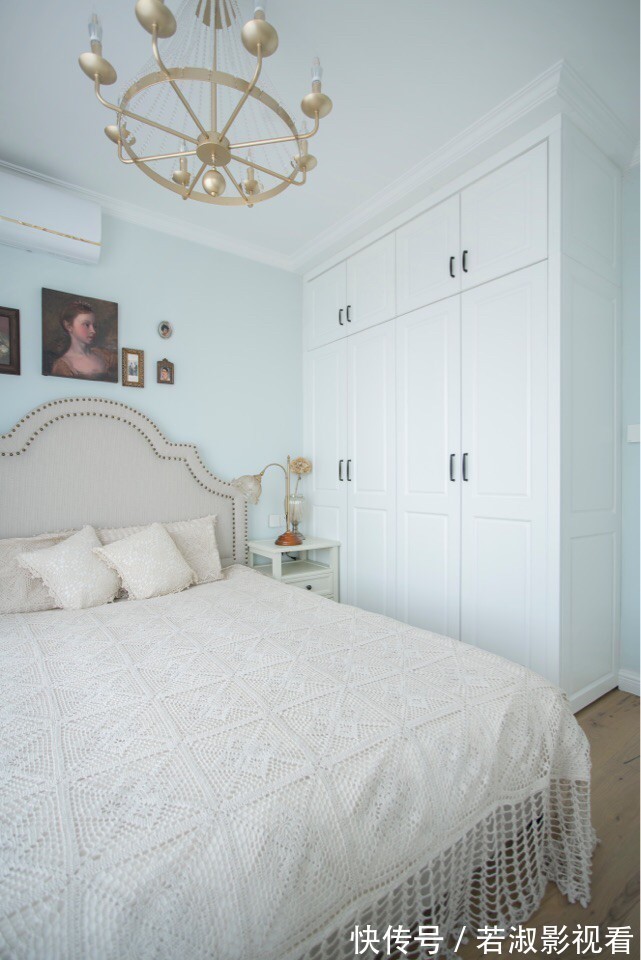 两个人|朋友第一次到新家做客,进屋就被客厅吸引,独特的配色让人称赞