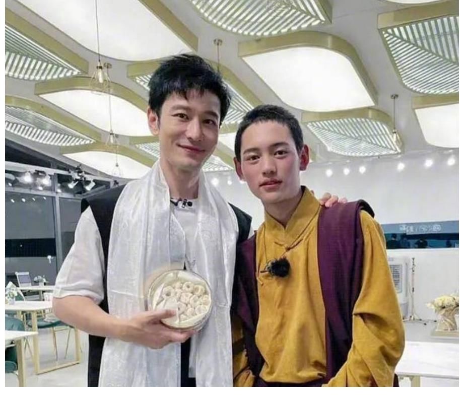 丁真弟弟现身中餐厅，颜值被众人夸赞，二公主姚安娜跟他搂肩合照