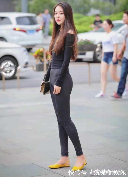 性感|女神街拍性感可爱紧身打底裤女人,呈现女人魅力增添性感气质