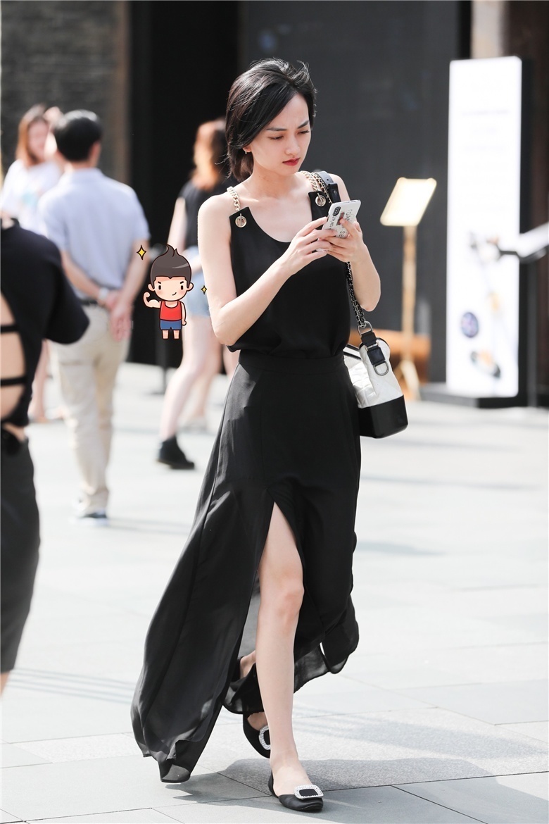 街拍小姐姐一件简单的开叉裙搭配一个斜挎包，青春靓丽去逛街