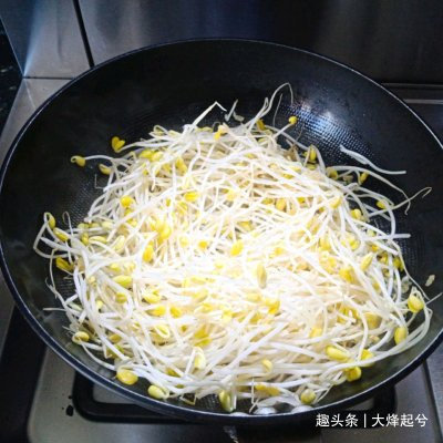 家常毛血旺 ,做法简单,麻辣鲜香,配上一瓶啤酒,太过瘾