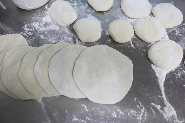 1锅南瓜馅包子2种吃法,软嫩酥嫩让人惊喜,老妈夸我真会吃