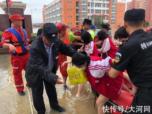 常村镇|洪灾面前，叶县民警无畏风雨挺身而出