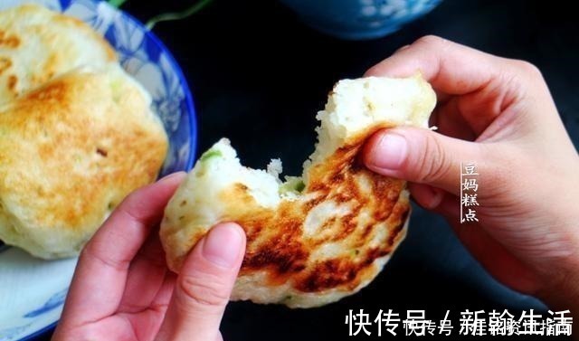 搅拌均匀|手不沾面，教你做葱花饼，早起5分钟搞定，越放越香软