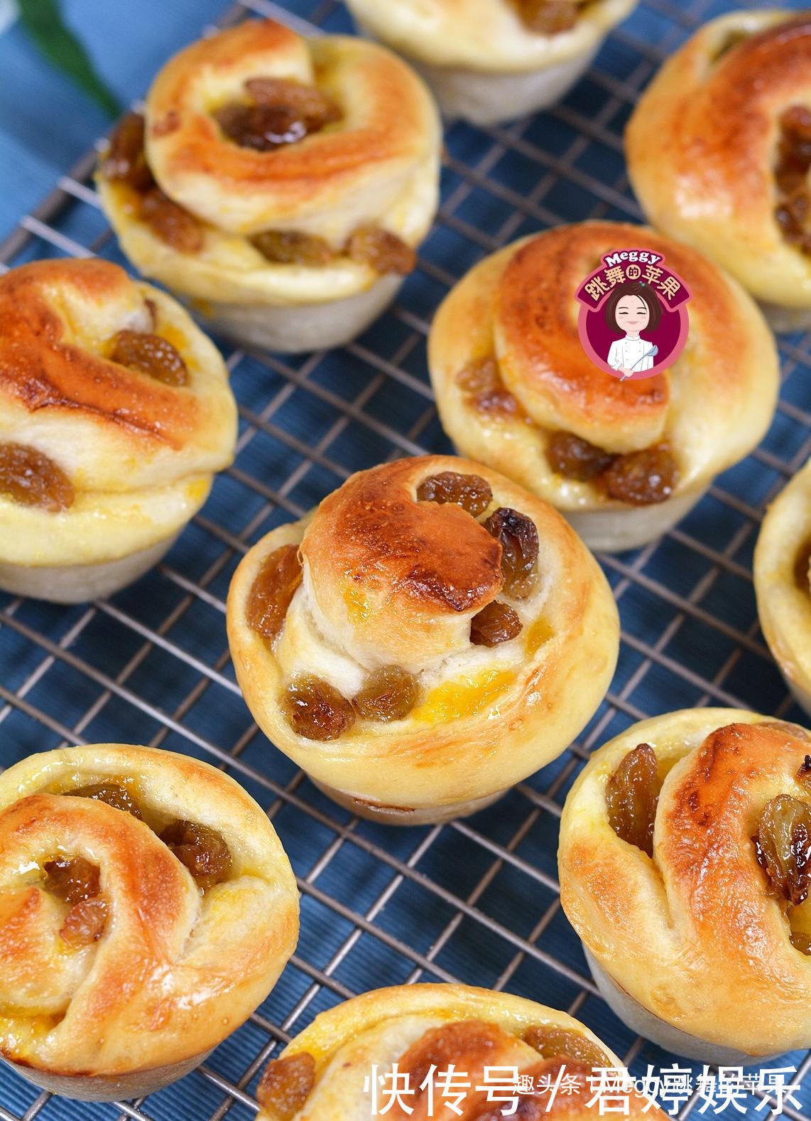 柔软香甜的小面包,加1把果干,儿子特爱吃,外面根本买不到