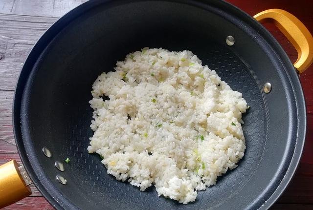 早餐不用出去买，用剩米饭加上它，十分钟做出诱人特色早餐