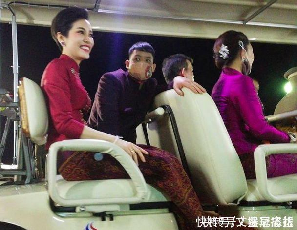 诗妮娜|泰王四口齐亮相真高调!诗妮娜裹红衣好嘚瑟,拉拢15岁王子心机重