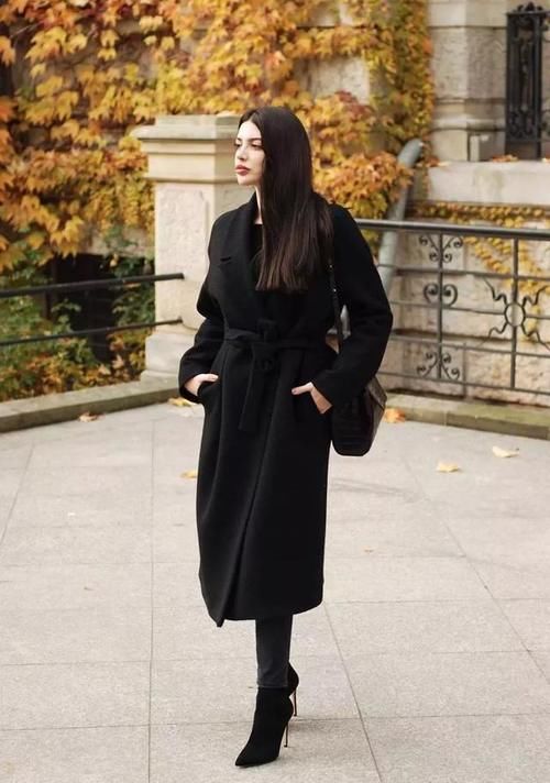 真正优雅精致的女人，穿大衣都不配小白鞋了，搭“裸靴”更合拍！