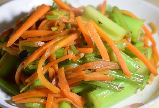 青春痘|孩子18岁青春期易长青春痘少吃辛辣，多吃美容菜，清热解毒皮肤好