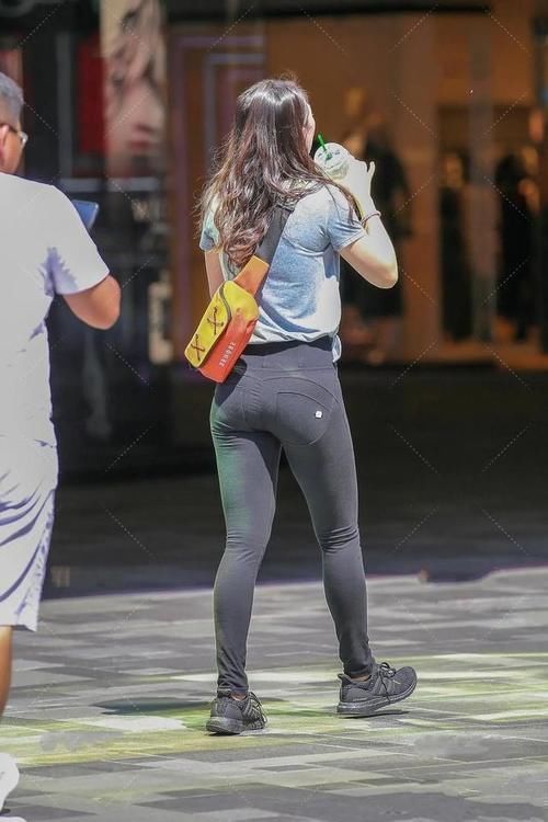 穿搭 黑色打底裤搭配灰蓝色T恤,修身显瘦,还很有时尚感