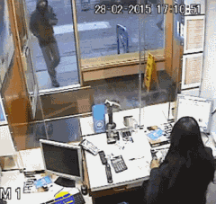 |搞笑GIF段子:这哥们拿玩具枪打劫失败了,拿这玩意来骗姐姐,没门!