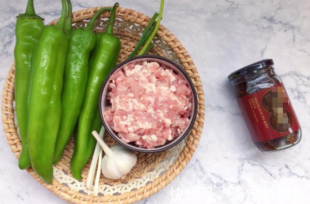 手把手教你做煎酿青椒,每次去饭店必点的菜,10块钱能做一大盘