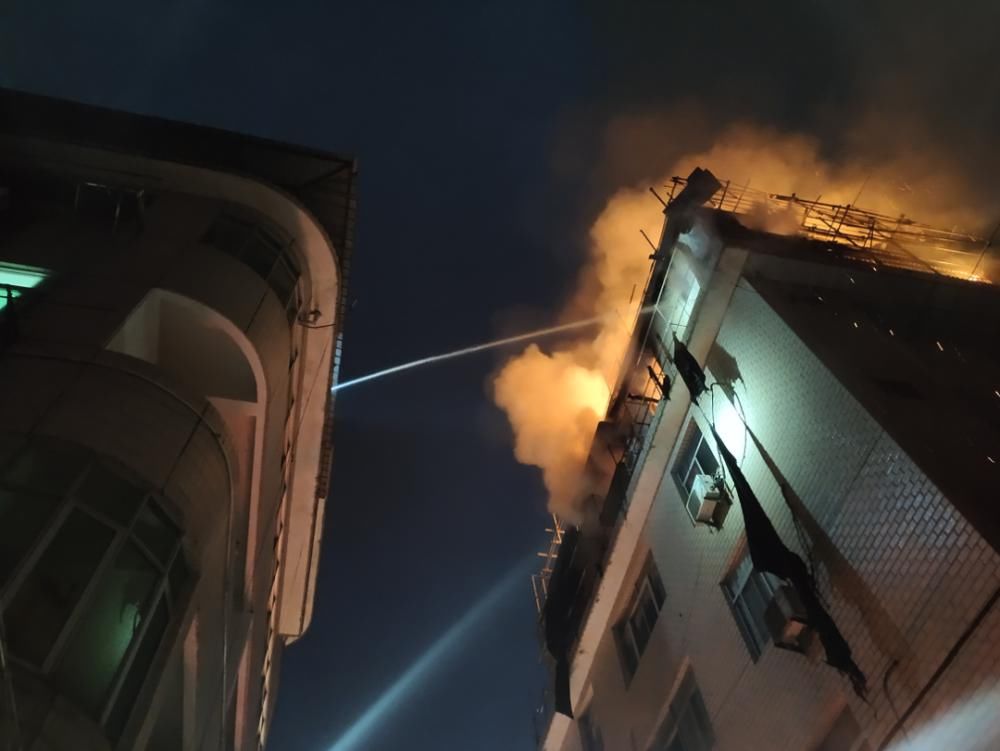 发生了什么?市区一民房火光冲天…