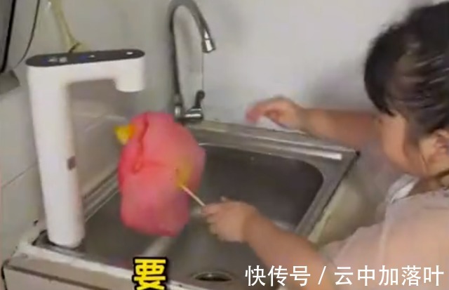 吃光|湖南一姐姐套路妹妹棉花糖要洗一下,结果被棍子“吃光”崩溃大哭!