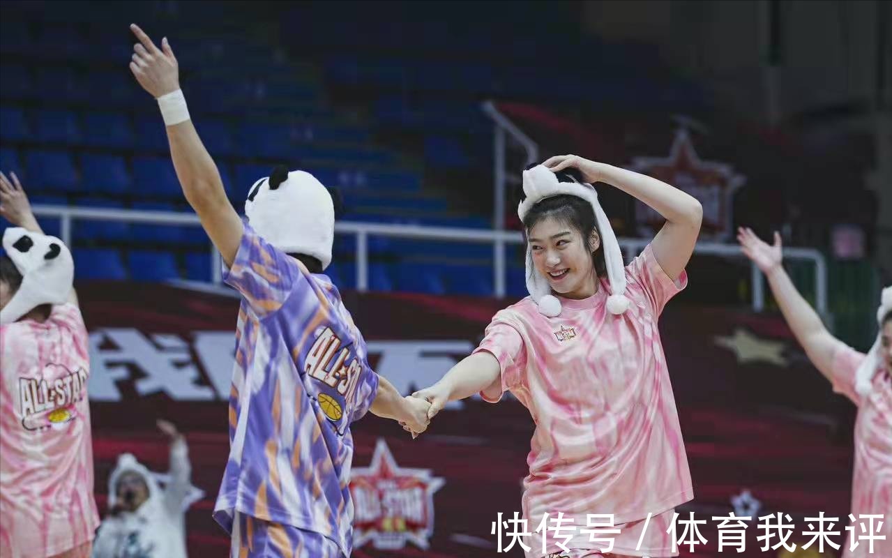 WCBA全明星:30人舞蹈大联欢,女版奥尼尔位居C位,李梦高颜值