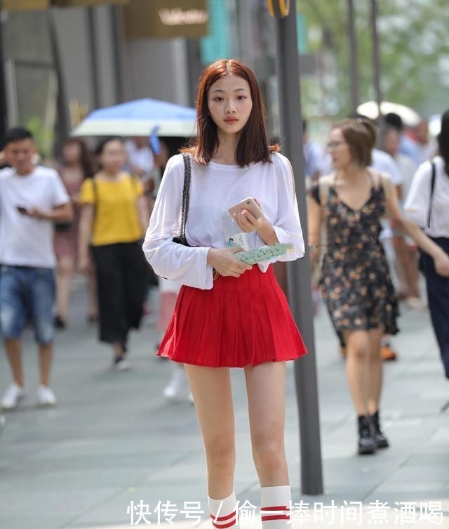 穿搭|白色的长袖,搭配红色短裙,像个清纯少女一样