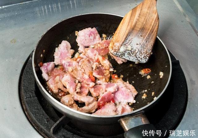 饭店大厨炒肉时，用到3个小技巧，炒出来的肉又香又嫩，很入味