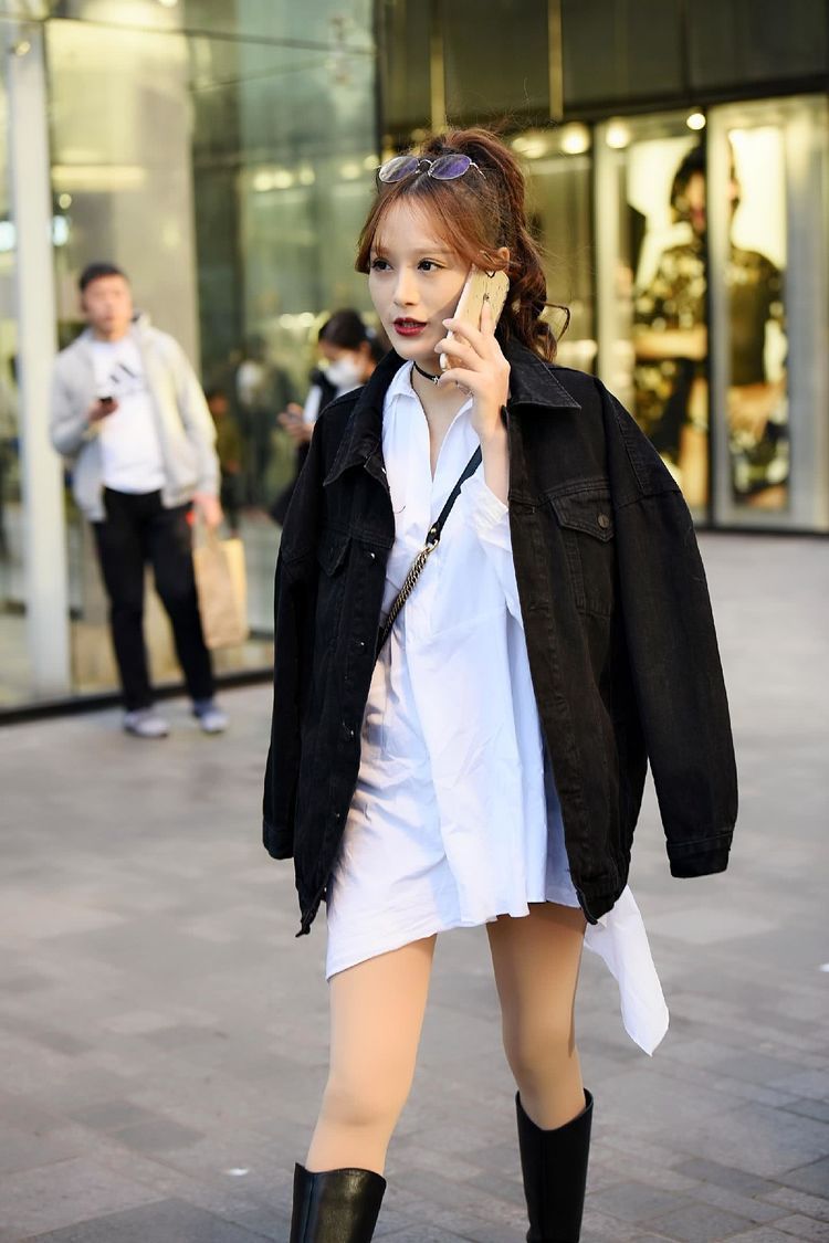 美女|长发美女身穿露肩装配阔腿裤,非常的显气质,真是漂亮极了