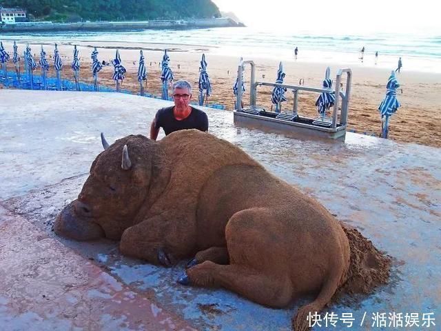 沙雕&艺术家制作彩色的沙雕,逼真的鳄鱼,差点吓坏游客