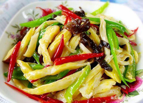 美食推荐农家小炒肉，凉拌鸡胗，干锅脆肠，清炒杏鲍菇的做法