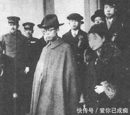 婉容|晚清绝版老照片慈禧向人群挥手,溥仪保镖因与婉容有染臭名昭著