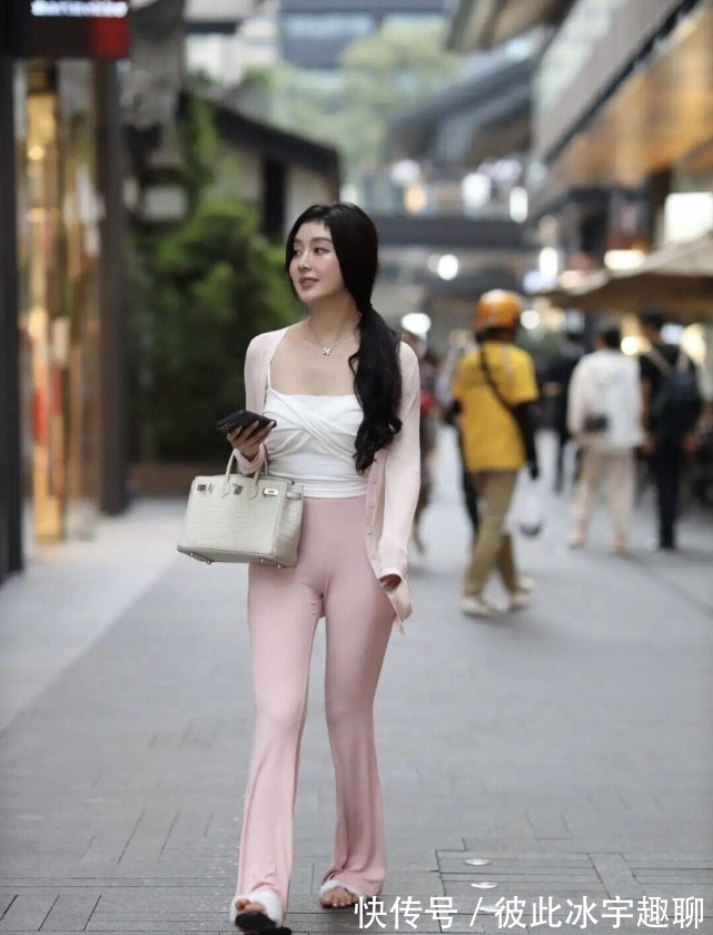 典雅|被实力圈粉!30岁女性选择“微喇裤”,洋气又高贵典雅,好美啊