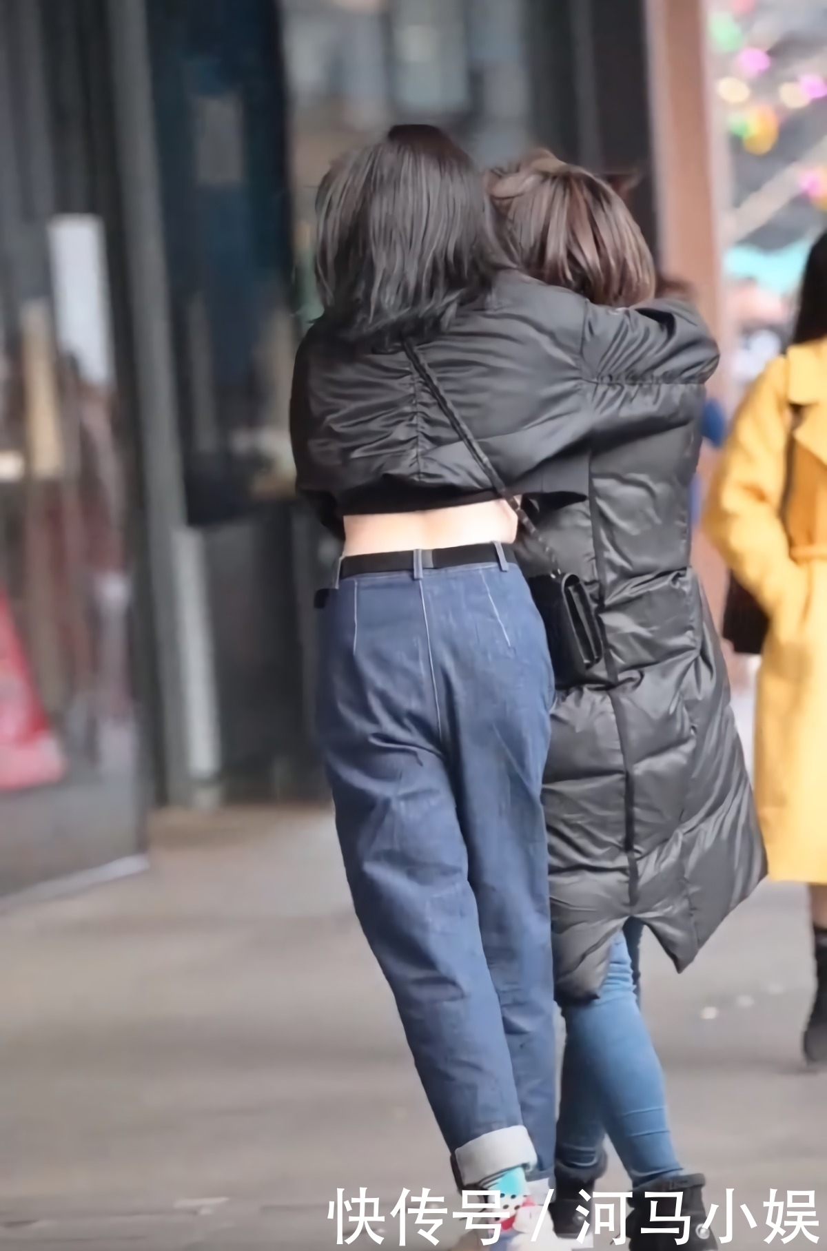 美女这是“虐腹”吧?冬天还穿超短外套,不料“南瓜胯”成亮点!