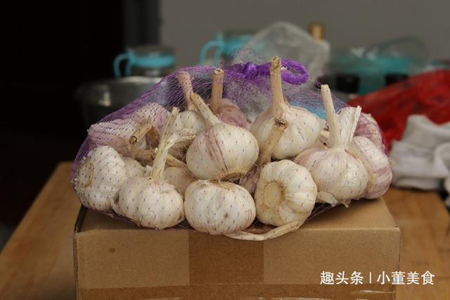 今天才知道，原来保存大蒜这么简单，放一年不干瘪不发芽，真实用