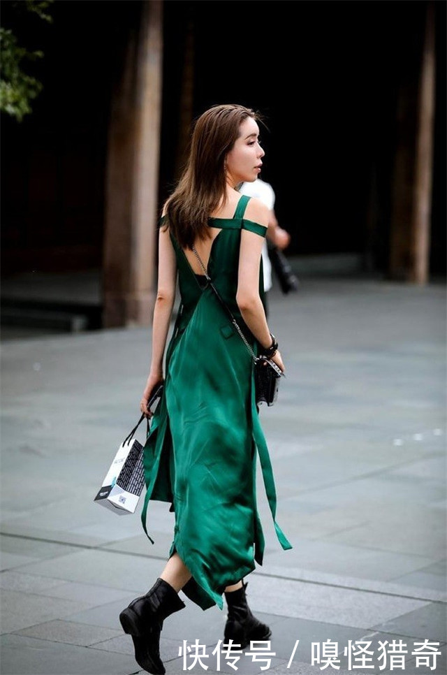街拍:时尚辣妈“孔雀绿”连衣裙,转身的那一刻,让人停止了呼吸