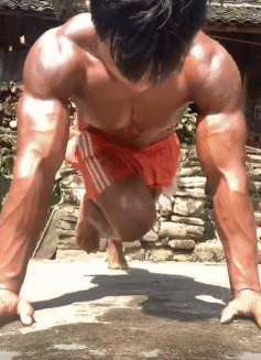 农村|这位从农村里走出来的肌肉男，到底什么水平？