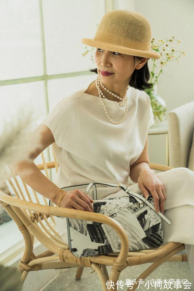 轻奢风 女人过了40岁尽量不要穿T恤配阔腿裤,学三木妈妈这样穿,真气质