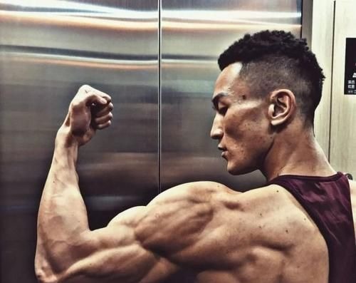 杠铃|家里贴满施瓦辛格海报,180cm小伙蜕变肌肉型男,8块腹肌太撩人