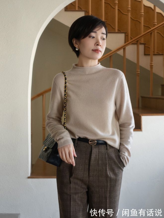 穿搭 真正优雅的中年女人,冬天都在穿“毛衣+奶茶裤”,保暖又显气质