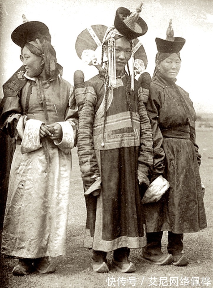 巴图孟克|1900年喀尔喀蒙古女性服装老照片，穿着打扮很有民族特色