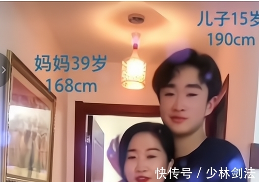 零零后|冻龄妈妈走红，与儿子同框像两姐弟，宝妈：我都是三个孩子的妈了