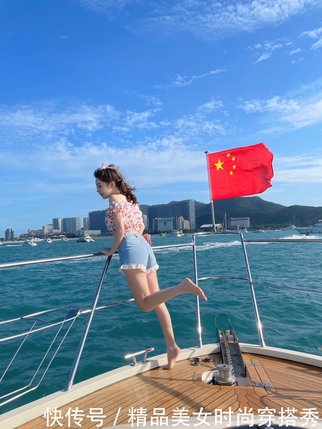 草莓|可爱的超短一字肩草莓上衣搭配蕾丝边牛仔短裤青春时尚美美哒