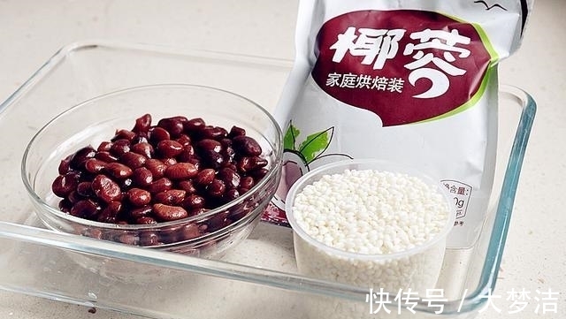 一杯糯米一碗红豆,蒸熟加搅拌,即成又香又软的糯米糕,再不用买