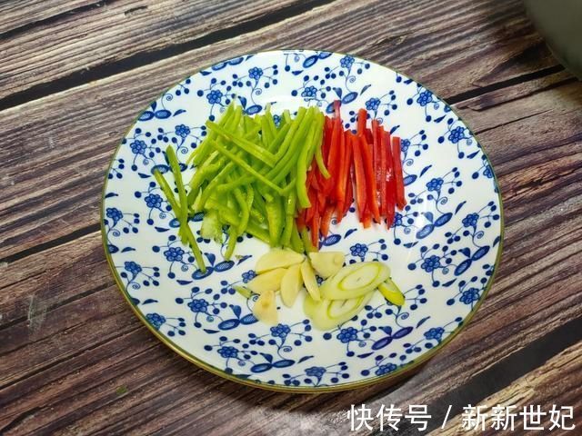 炒土豆丝,什么时候放醋是关键,这一步做对,怎么炒都脆爽好吃