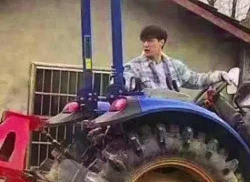 向往5张艺兴路透，开拖拉机上班好拉风，看到单手操作：好家伙！