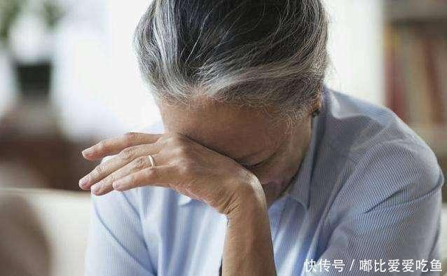 宝宝|吃饭时奶奶突然摘掉假发,下一秒宝宝的反应,真是看一次笑一次