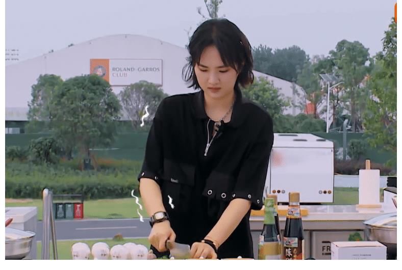 韭菜|立人设无下限？华为公主分不清葱和韭菜，黄晓明不会番茄炒蛋