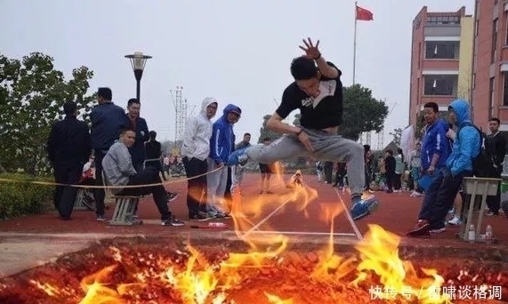 |搞笑PS:求大神帮我P成在路边尿尿,要霸气一点!