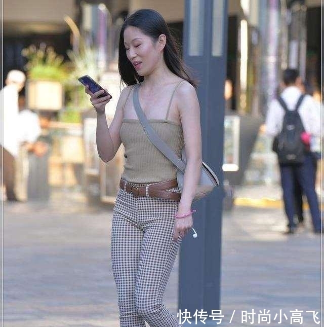 蕾丝 棕色性感吊带搭配棕色时尚打底裤,看似简单,千鸟格打底裤