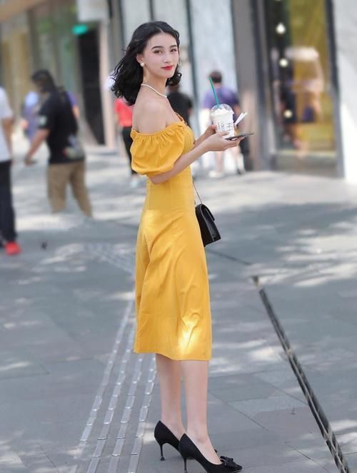 漂亮的橙色连衣裙,要有一双高跟鞋来衬托,要选择粗跟还是细跟?