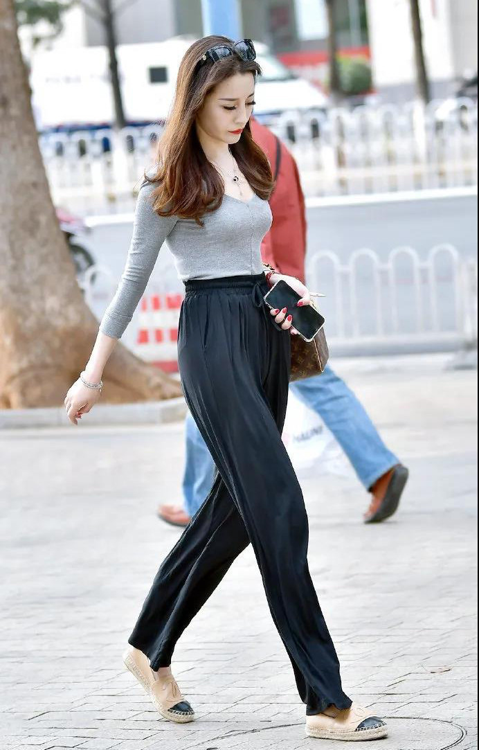 紧身上衣搭配阔腿裤, “上紧下松”的穿搭方式, 简单时尚又显腿长