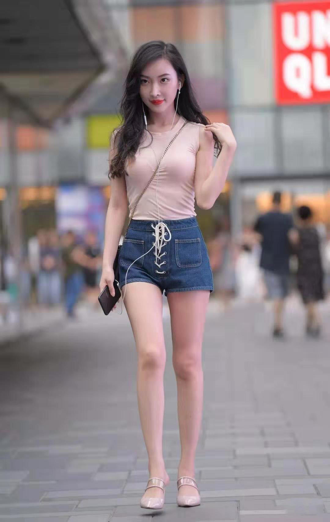 牛仔短裤 浅粉色无袖T恤搭配高腰牛仔短裤,初秋也要做个气质温柔的小女人