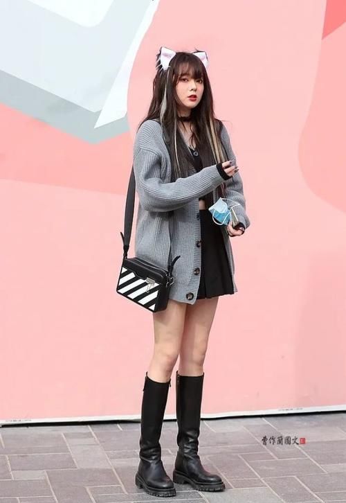 街拍:越穿越有高级感的高筒靴美女