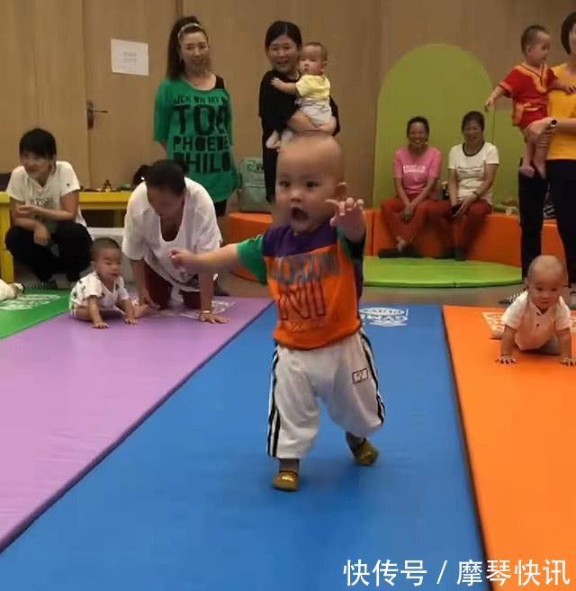犯规|宝宝参加爬行比赛,半路却学会“走路”,其他宝宝一脸懵他犯规
