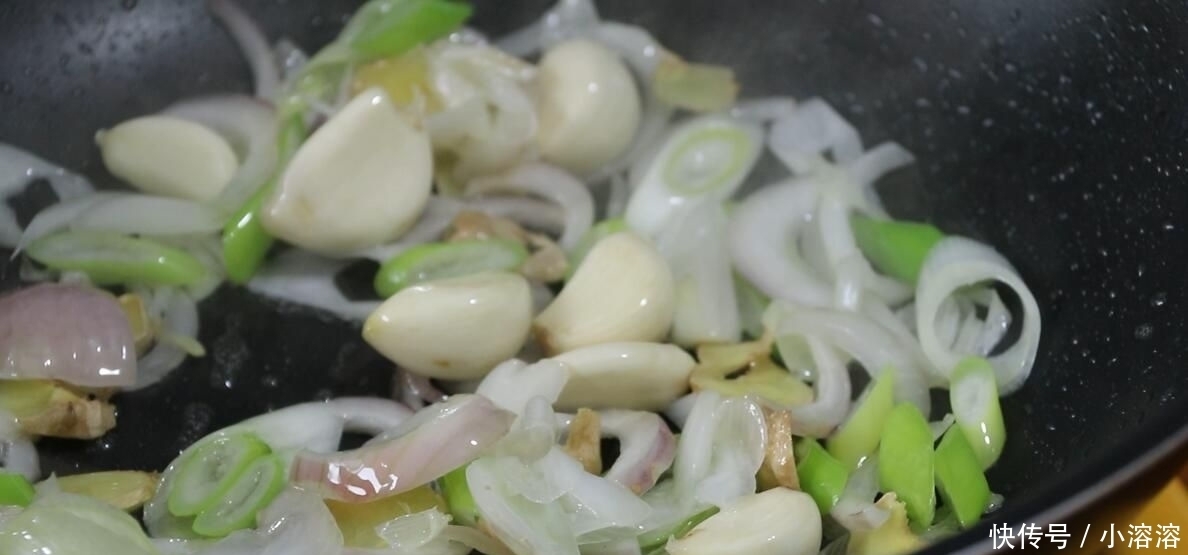 做法|用烤箱做的纸包葱油鸡,比红烧鸡还香,做法太简单了